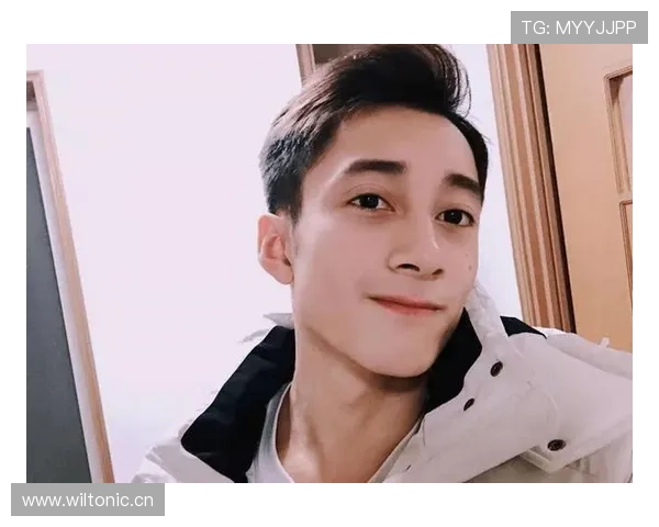 练俊杰今天这身打扮，是要直接去跟明星抢饭碗吗？